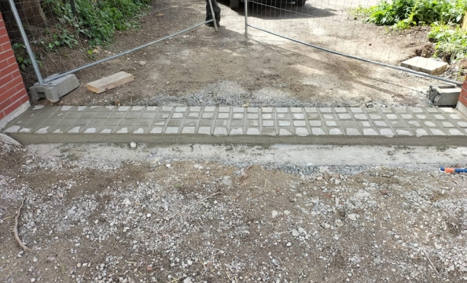 Terrassement, coulage en béton et finition en pavé avec joint